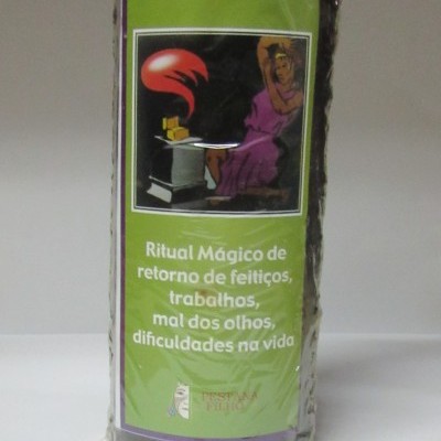 Vela roxa de ritual com etiqueta verde e texto explicativo