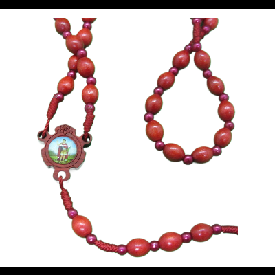 Terço com contas vermelhas e medalhão com imagem de figura humana.