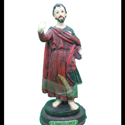 Estátua de S. Bartolomeu com roupa vermelha e base preta