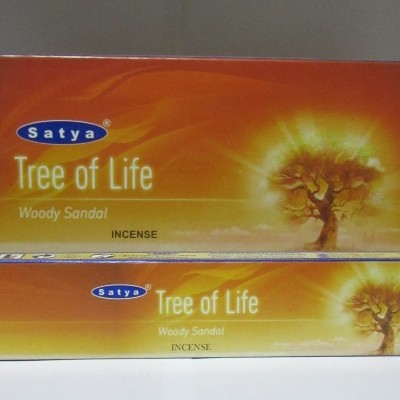 Caixas de incenso Satya Tree of Life Woody Sandal laranja e amarelo com imagem de uma árvore.