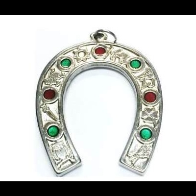 Pingente em forma de ferradura prateada com pedras verdes e vermelhas e detalhes em relevo