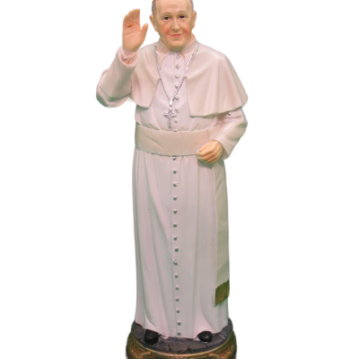 Estátua de Papa Francisco em vestes brancas com base com inscrição.