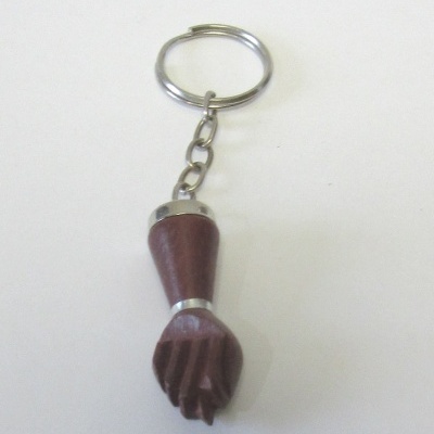 Chaveiro com pingente em madeira em forma de mão fechada