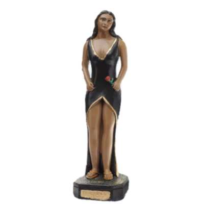 Estátua de mulher em vestido preto segurando uma rosa