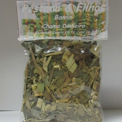 Pacote de ervas secas com etiqueta branca e texto verde e cinza