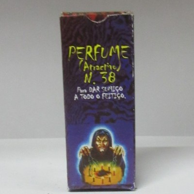 Embalagem de perfume com texto e imagem de figura a segurar velas