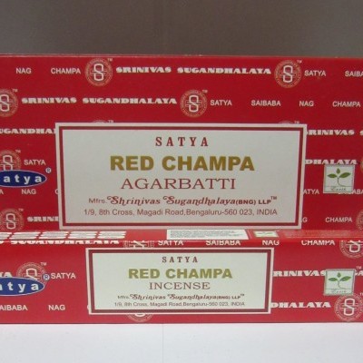 Caixas vermelhas de incenso Satya Red Champa Agarbatti com texto da marca e descrição do produto.