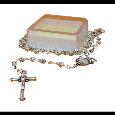 Rosário com crucifixo e caixa branca