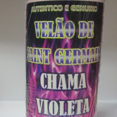 Vela roxa cilíndrica com etiqueta com texto 