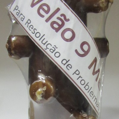 Vela castanha em forma de tronco de árvore com etiqueta