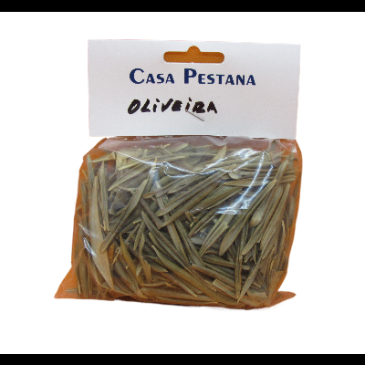 Pacote transparente com ervas secas e etiqueta com texto Casa Pestana Oliveira