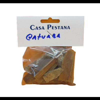 Pacote de pedaços de madeira em embalagem plástica transparente com etiqueta Casa Pestana Qatuaba