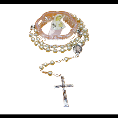Terço com pérolas, contas cor-de-rosa, crucifixo prateado e medalha com imagem religiosa