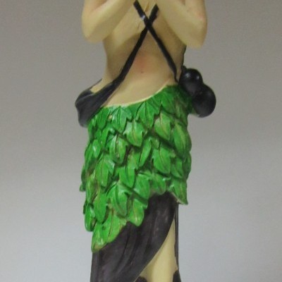 Estátua de São Onofre em resina com saia verde de folhas e base dourada