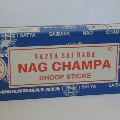 Caixa azul e branca de Satya Sai Baba Nag Champa Dhoop Sticks