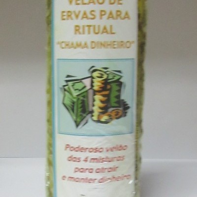 Vela amarela com ervas e rótulo para ritual financeiro