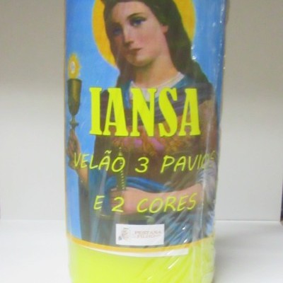 Vela amarela com etiqueta azul e imagem religiosa, texto IANSA VELÃO 3 PAVIOS E 2 CORES