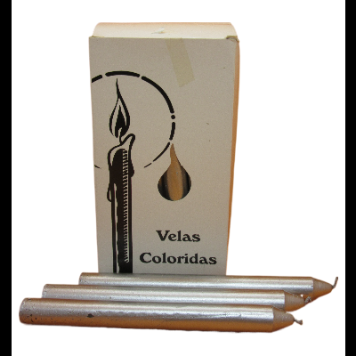 Caixa branca de velas coloridas com três velas prateadas em frente