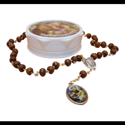 Rosário castanho com medalha e caixa branca com imagem religiosa