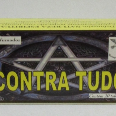 caixa amarela do produto Contra Tudo com estrela pentagonal e texto Defumador