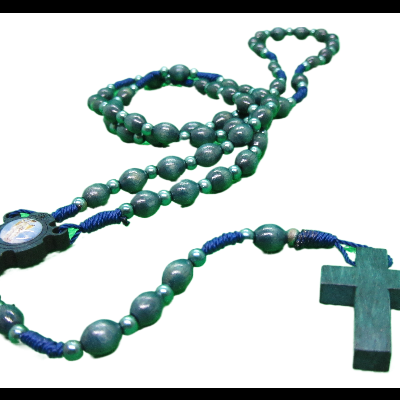 Colar de contas de madeira verdes com cruz e medalha religiosa