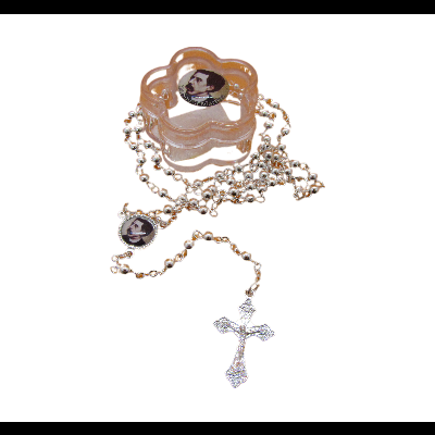 Colar dourado com crucifixo e medalhão com imagem histórica