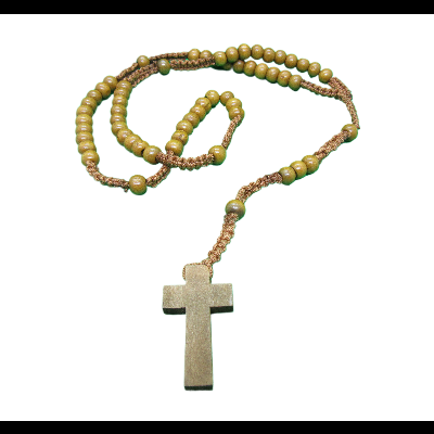 Colar de contas de madeira com crucifixo cinzento