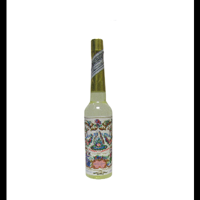 Garrafa de aguardente de flores com rótulo floral e tampa dourada