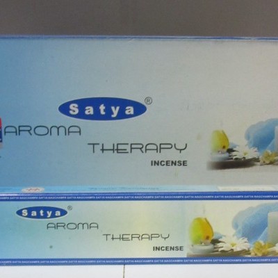 Duas caixas de incenso Satya Aroma Therapy com design azul e branco e elementos visuais de fogo, pedra e flores
