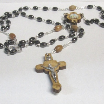 Colar de rosário com crucifixo em madeira e metal