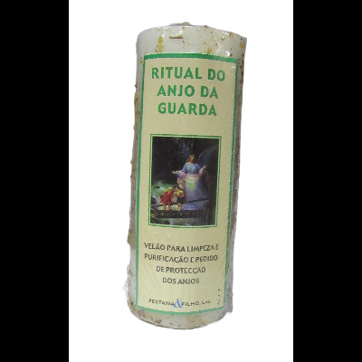 Vela branca cilíndrica com etiqueta verde e imagem de anjo da guarda e crianças
