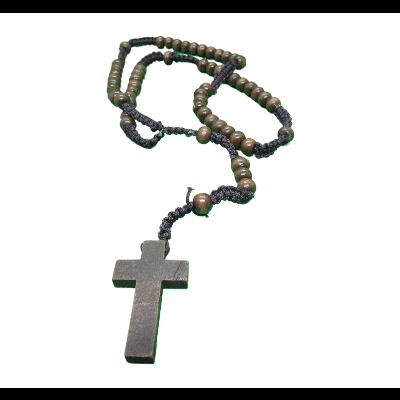 Colar de contas e cruz de madeira castanha