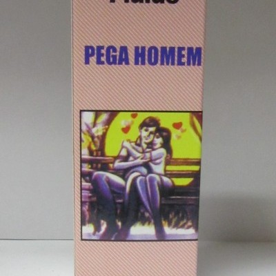 Embalagem rosa de fluido 'PEGA HOMEM' com ilustração de casal sentado num banco