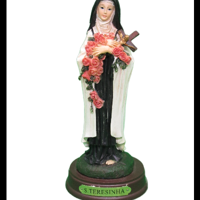 Estátua colorida de Santa Teresinha com rosas e cruz, base com placa nome