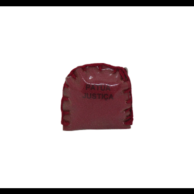 Saco pequeno em couro vermelho com costura e texto preto