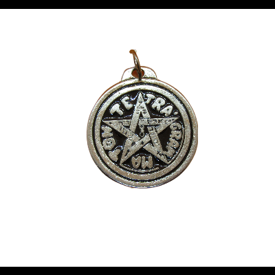 Pingente redondo prateado com estrela e texto em relevo