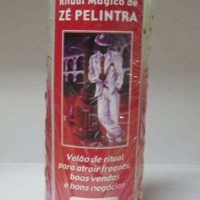 Vela branca com etiqueta vermelha de ritual mágico de Zé Pelintra