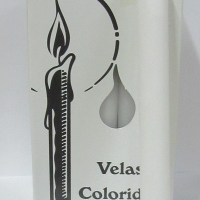 Vela branca simples em frente a embalagem branca com desenho de vela acesa e texto Velas Coloridas