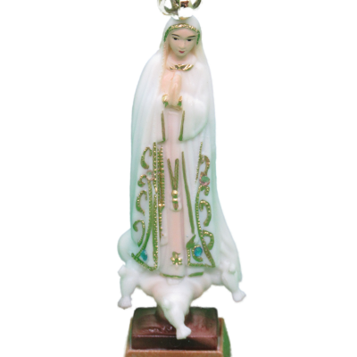 Estátua de Nossa Senhora de Fátima vestida de branco com coroação dourada
