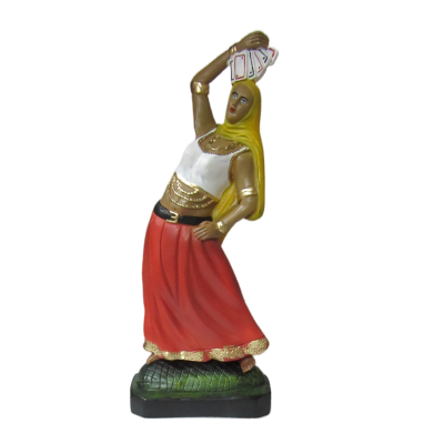 Estátua decorativa de mulher com lenço amarelo e saia vermelha segurando cartas