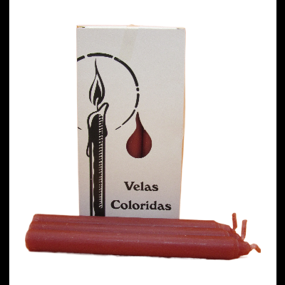 Caixa de velas coloridas com três velas vermelhas na frente