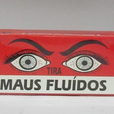 Caixa vermelha com design de olhos e texto TIRA MAUS FLUÍDOS