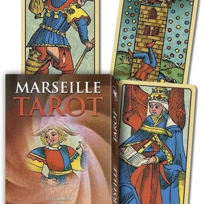 Caixa e três cartas do baralho Marseille Tarot com imagens coloridas distintas.
