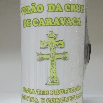 Vela branca com rótulo da Cruz de Caravaca e texto em amarelo