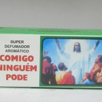 Embalagem verde de defumador aromático com texto e ilustração de Jesus e seguidores.