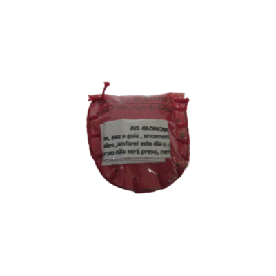 Saco de tecido vermelho com rótulo branco e texto em português, fundo preto