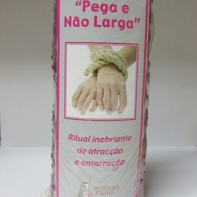 Vela ritualística rosa com rótulo e imagem de mãos amarradas