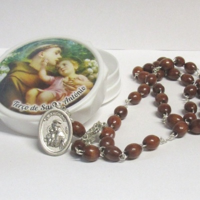 Rosário castanho com medalha e estojo branco com imagem de São António