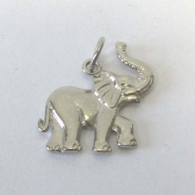 Pendente de elefante prateado sobre fundo branco
