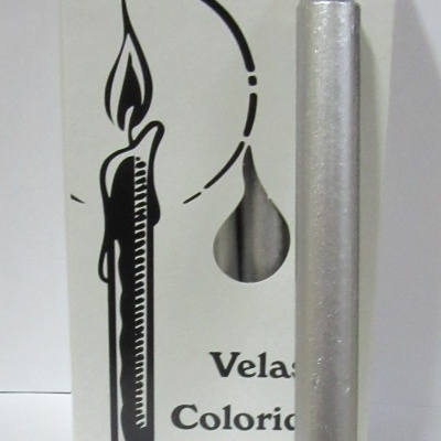 Vela metálica prateada com embalagem branca ilustrada